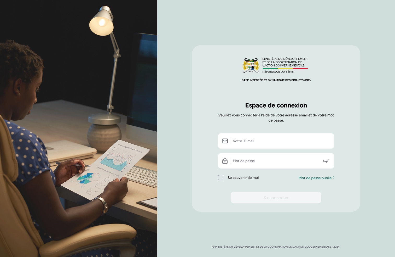 Plateforme BIP · PGIP du Bénin : maquette de l’écran de connexion à côté d'une utilisatrice